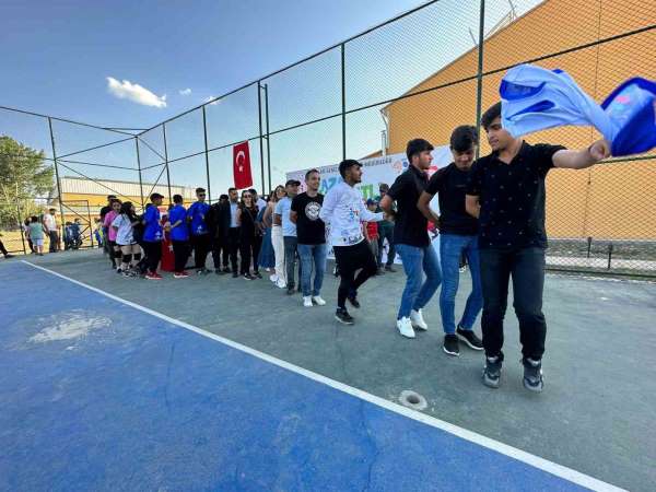 Yüksekova'da yaz spor okulları halaylarla başladı