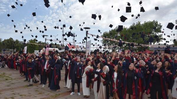 Sağlık Hizmetleri MYO'da 864 öğrencinin mezuniyet heyecanı