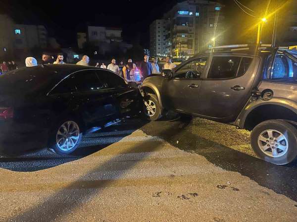 Mardin'de otomobil ile pikabın çarpıştığı kazada 6 kişi yaralandı