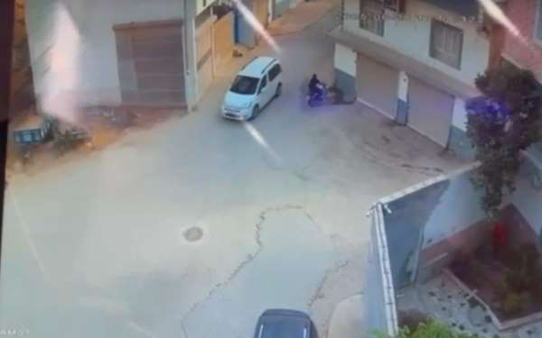 Şanlıurfa'da motosikletli kadın sürücünün duvara çarptığı kaza kamerada