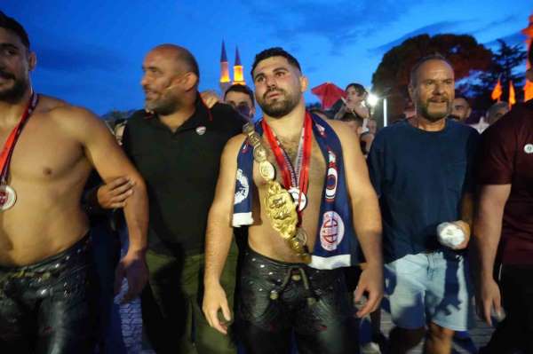 Başpehlivan Erkan Taş, Edirne'de hamam geleneğini sürdürdü