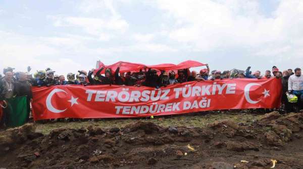Enduro şampiyonasının finali Tendürek'te 'Terörsüz Türkiye' pankartıyla başladı