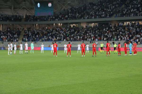 Dinamo Batumi-Sivasspor maçı öncesi yangınlarda hayatını kaybedenler için saygı duruşu