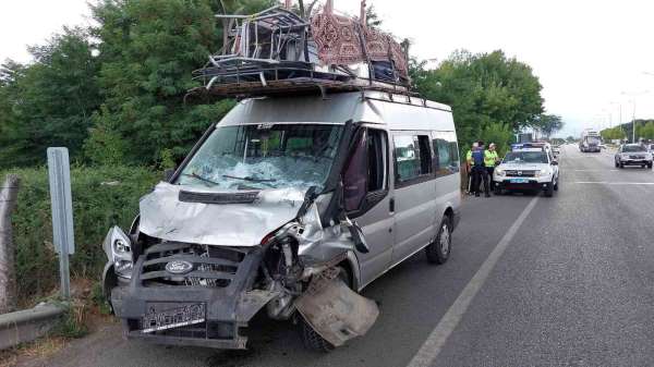 Fındık toplamaya giden ailelerin bulunduğu minibüs tırla çarpıştı: 14 yaralı - Samsun haber