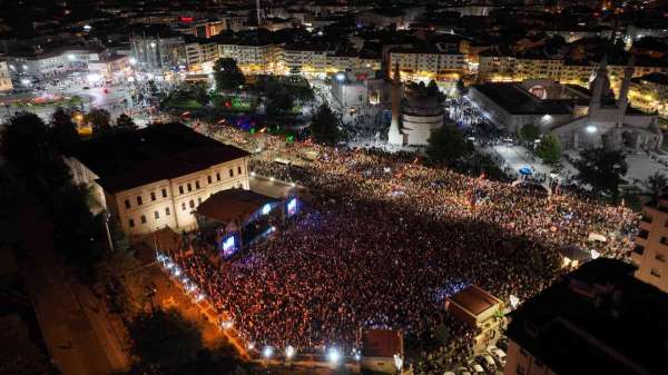 Mustafa Ceceli binlerce hayranına unutulmaz bir akşam yaşattı - Sivas haber