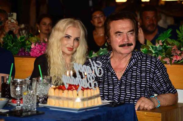 Özcan Deniz, Orhan Gencebay'ın doğum gününü sahneden kutladı