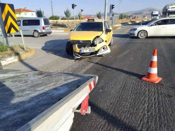 Ticari taksi ile otomobilin çarpıştığı kazada 2 kişi yaralandı