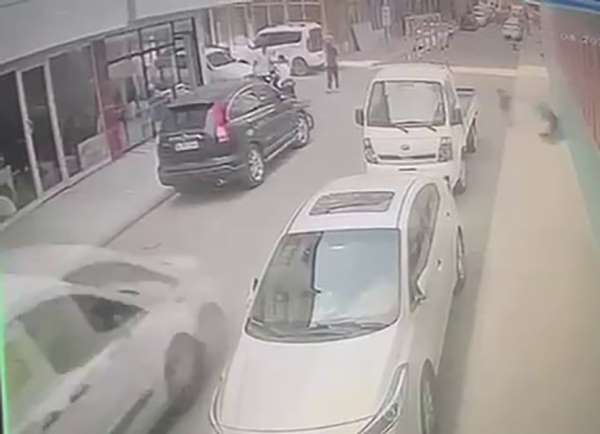 Aniden yola fırlayan çocuk hafif ticari aracın altında kaldı: Feci kaza kamerada