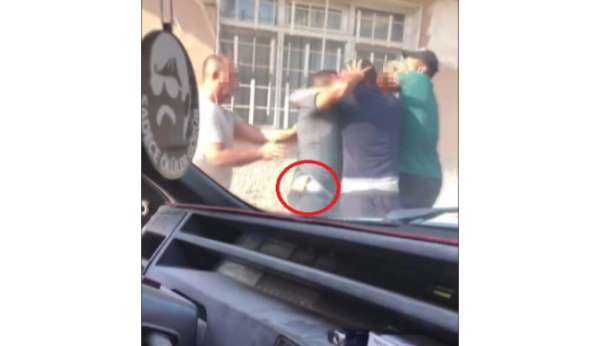 Belindeki bıçakla tekmeli yumruklu kavgaya girdi, sokak boks ringine döndü