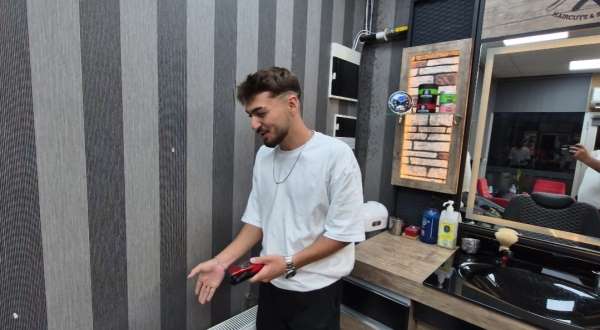 Kuaförde görünmez kaza: Müşterisinin saçını keserken duvardaki petek yere düştü