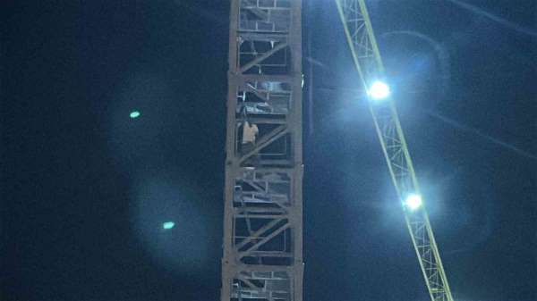 Kule vinçte intihara kalkışan şahsı, eşi ve yeğeni ikna etti