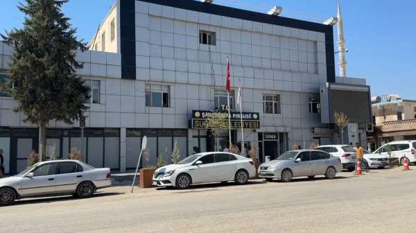 Suruç Belediyesine taşlı saldırı kamerada