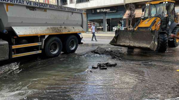 Ünye'de şebeke suyu borusu patladı