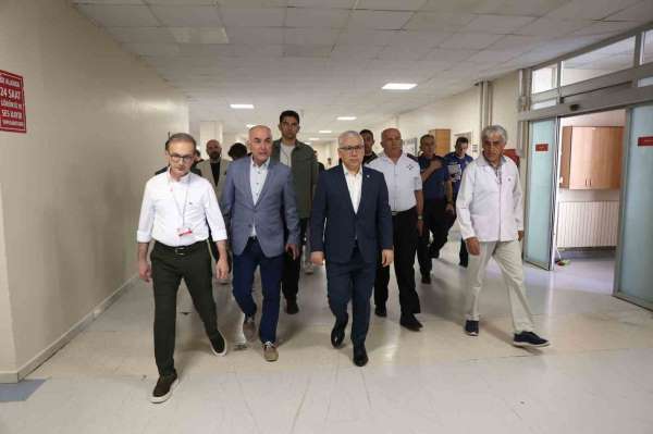 Vali Şimşek, minibüs kazasında yaralananları hastanede ziyaret etti