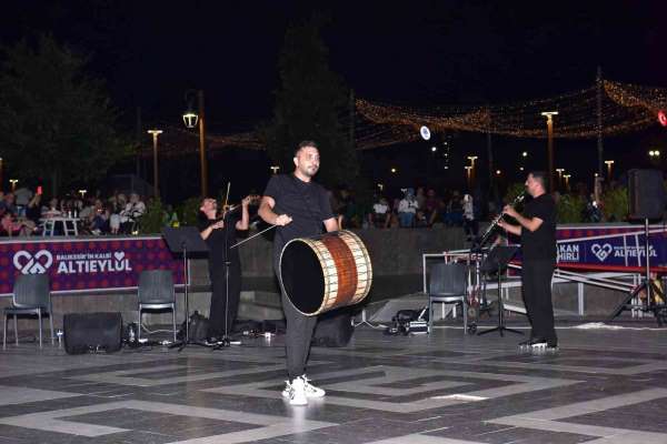 Altıeylül'de müzik dolu gecede Trio sahne aldı