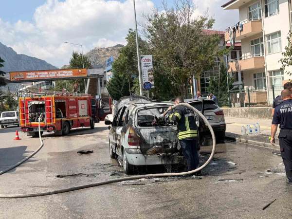 Amasya'da seyir halindeki otomobil alev alev yandı