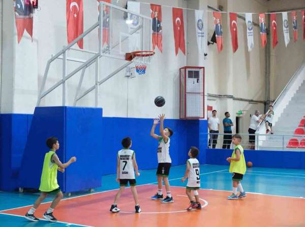 Buharkent'te genç basketbolcular kıyasıya mücadele etti