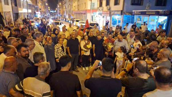Dünya şampiyonu olan genç güreşçi Özdenur'a yaşadığı ilçede coşkulu karşılama