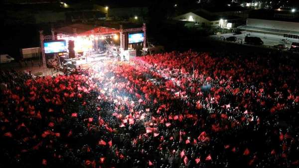 Bozüyük'teki Murat Boz konseriyle binlerce kişi gönüllerince eğlendi