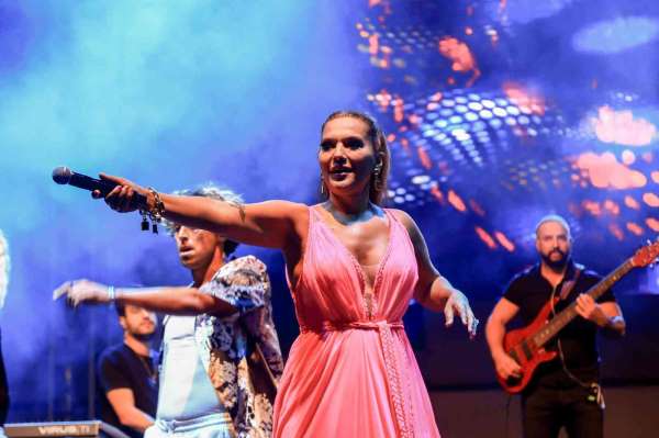 Demet Akalın şarkı söylerken kendini yere buldu