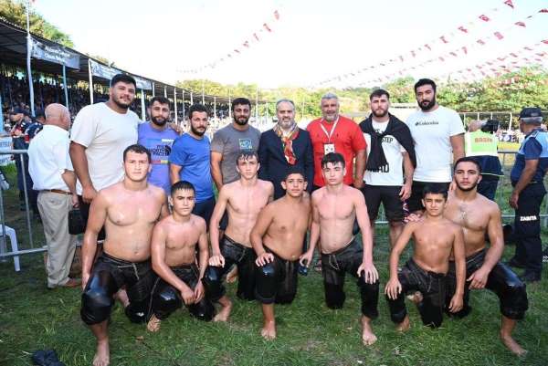 Bursa Büyükşehir Belediyesporlu güreşçiler Balıkesir'den 7 madalya 2 kupayla döndü