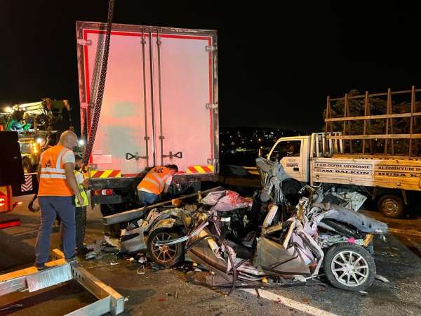 Çatalca TEM Otoyolu'nda 5 aracın karıştığı zincirleme kazada 4 çocuk hayatını kaybetti