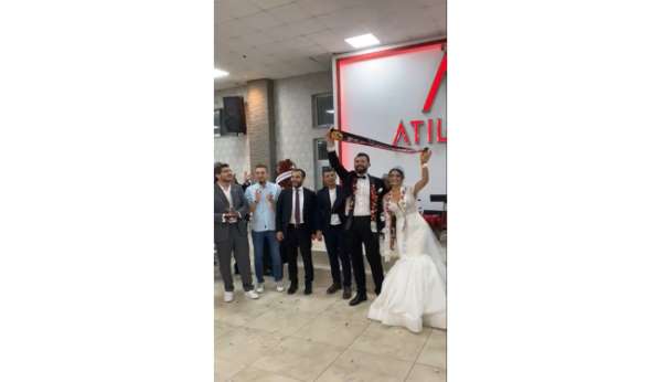 Eskişehirsporlu çift marşlarla düğün salonunu tribüne çevirdi