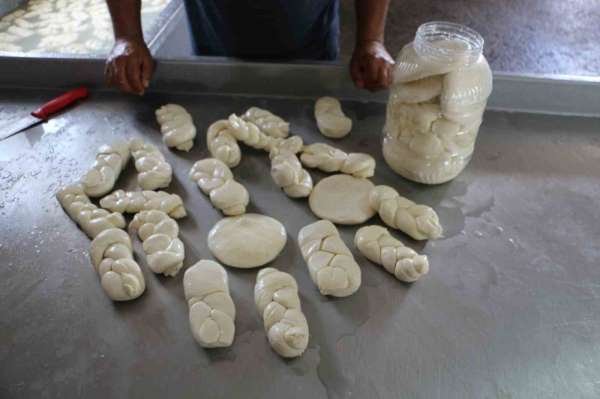 Kendi imkanlarıyla ürettikleri mandıra peynirini Türkiye'nin birçok noktasına gönderiyorlar