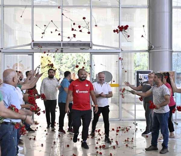 Türkiye Yağlı Güreş Ligi'nin ilk şampiyonu Orhan Okulu'ya coşkulu kutlama