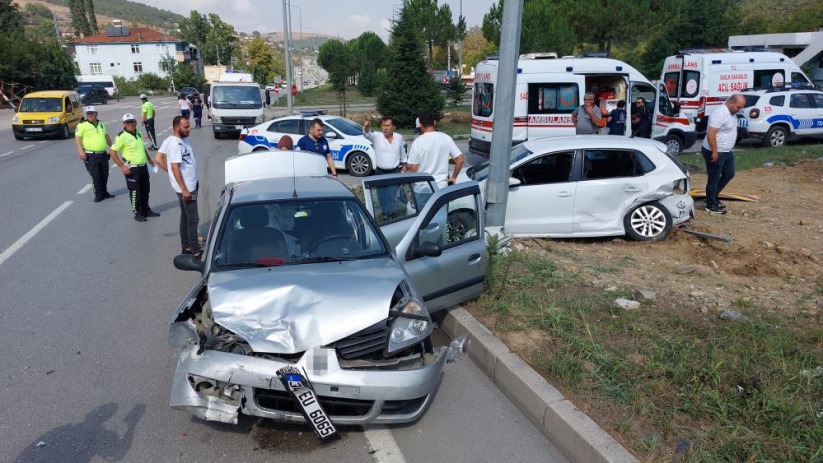 Samsun'da sağlık çalışanlarının araçları çarpıştı: 3'ü hemşire 7 yaralı