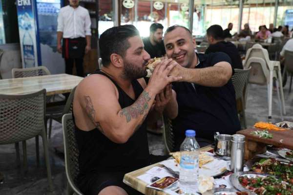 Adana'ya gelen turistler kebap yemeden dönmüyor