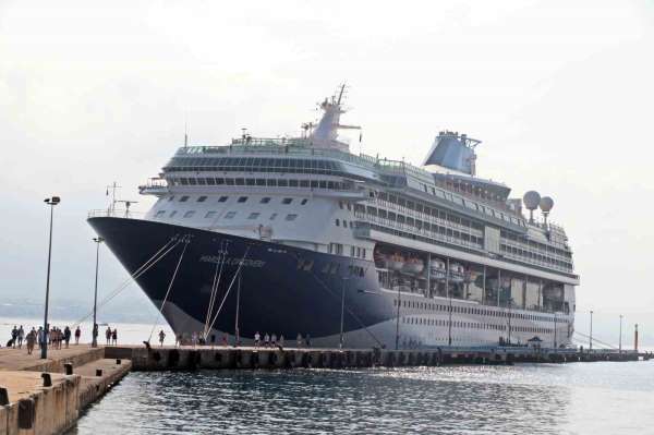 Alanya'ya demirleyen lüks gemide bin 743 turist karaya ayak bastı