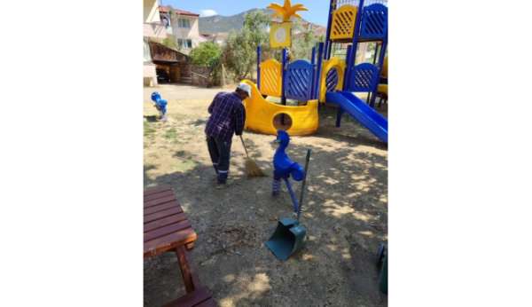 Bayırköy'de park ve spor alanlarında yoğun temizlik çalışması