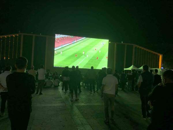 Erzincanlılar, A Milli Takım'ın galibiyet sevincini meydanda yaşadı