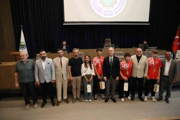 İnegöl'ün başarılı gençleri, mecliste onure edildi