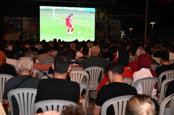 Isparta'da milli maç coşkusu meydanı doldurdu