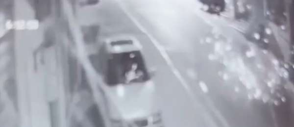 Mahalleyi ayağa kaldıran patlama: Elindekini atıp kaçtı