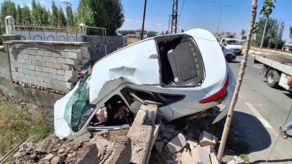 Ağrı'da iki aracın karıştığı feci kazada 4 kişi yaralandı
