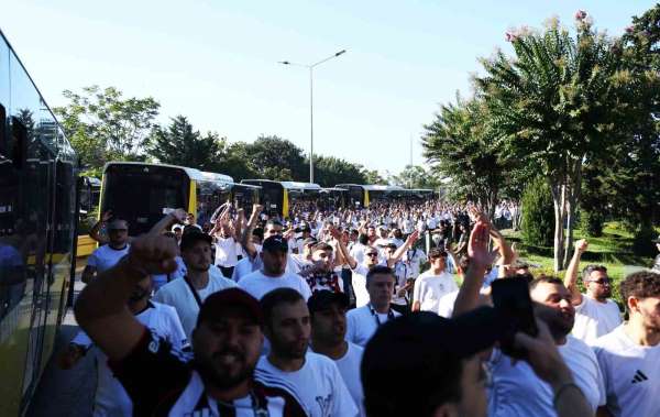 Beşiktaş taraftarı stada geldi