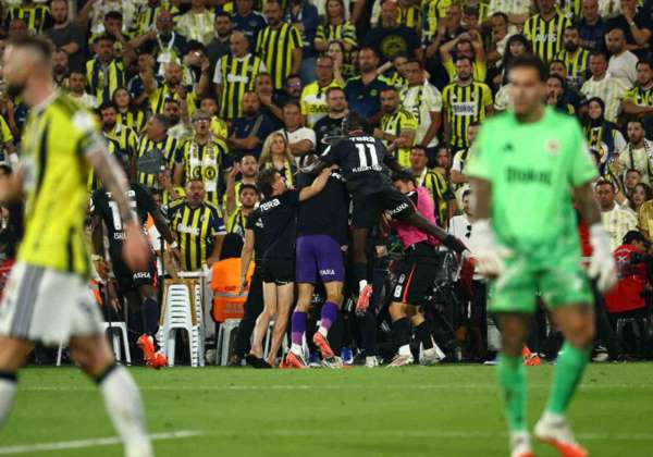 Derbide kazanan Beşiktaş puanını 9'a çıkardı