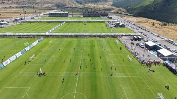 Erciyes'te geleceğin futbol yıldızları sahne alıyor