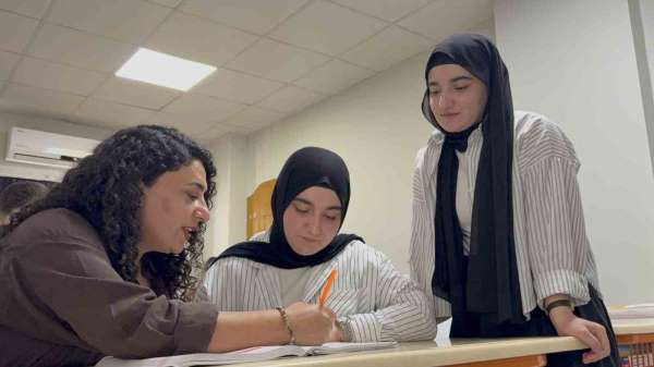 Şırnak'ta ikiz kardeşlerden büyük başarı: Aynı üniversitede Tıp Fakültesini kazandılar