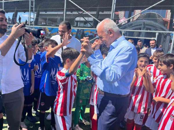 Ümraniye'de minik kramponlar, Zafer Kupası için ter döktü