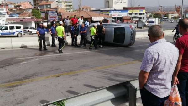 Kaza yapan otomobilin sürücüsü yaralandı