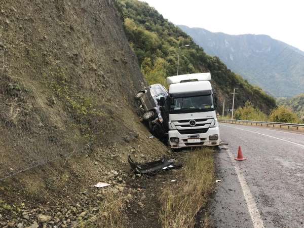 Tırın çarpıp yamaca sıkıştırdığı aracın sürücüsü ölümden döndü