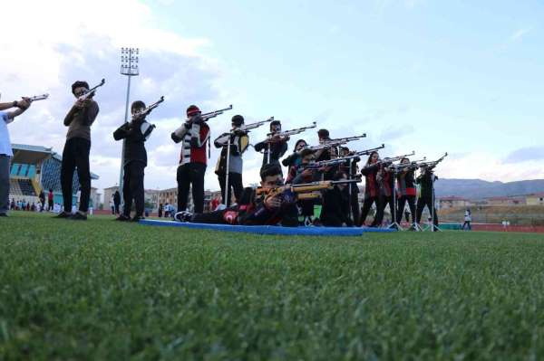 Erzincan'da Amatör Spor Haftası, renkli görüntülere sahne oldu