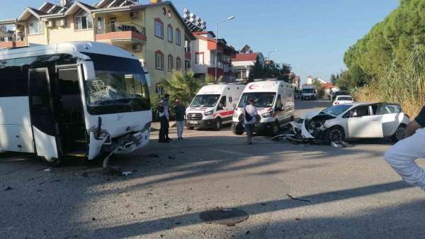 Antalya'da üç araçlı zincirleme kazada 3 kişi yaralandı