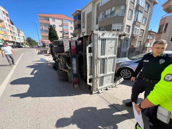 Sinop'ta virajı alamayan kamyonet devrildi