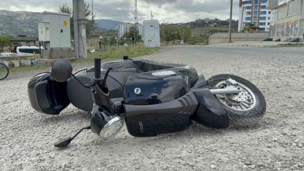 Motosiklet mucurlu yolda devrildi: Kaza anı kamerada