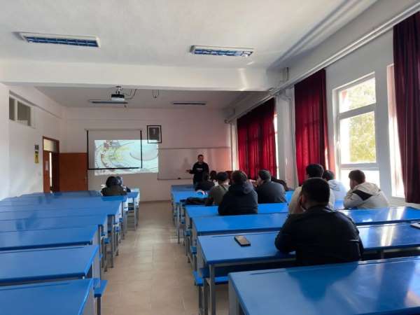 Hisarcık MYO'da yeni öğrencilere üniversite hayatı anlatıldı